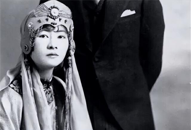 陆小曼和林徽因之墓：一座凄凉无人牵挂，一座葬在八宝山鲜花不断