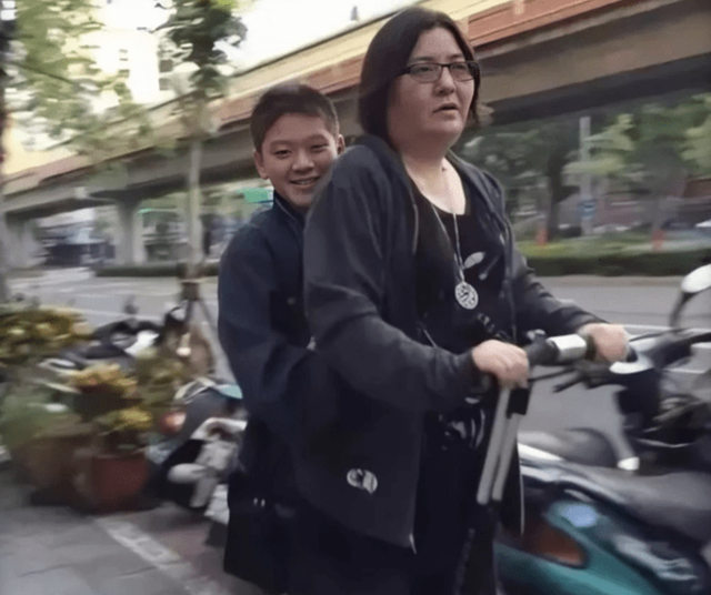 20年前，说要帮陈宝莲养儿子的曾志伟和梁家辉，如今履行承诺了吗