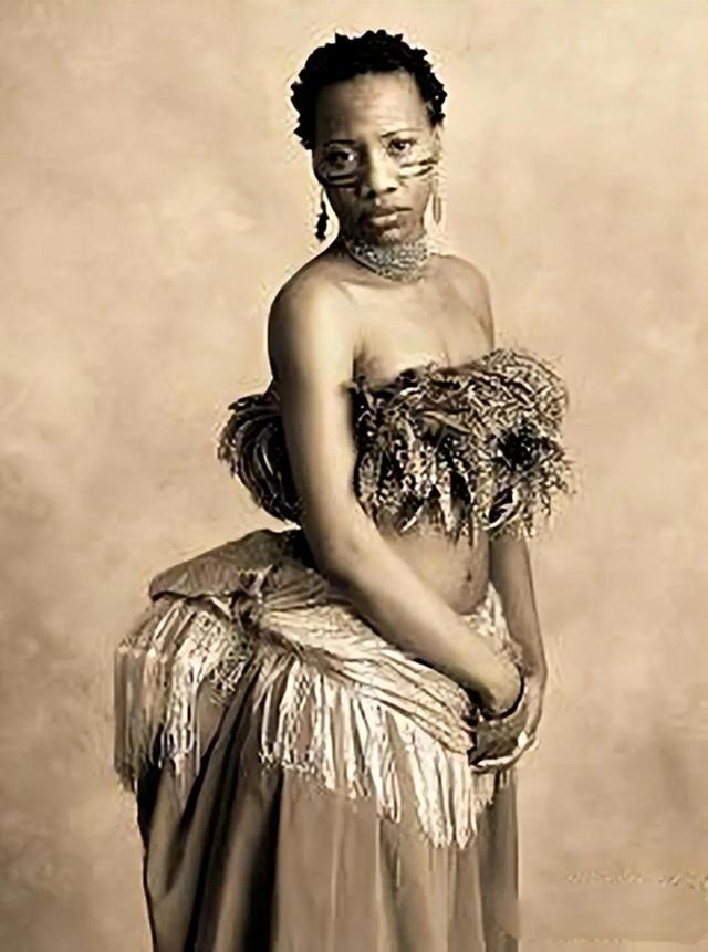 非洲女孩巴特曼因有巨臀，一生被赤身裸体展览，死后还被做成标本