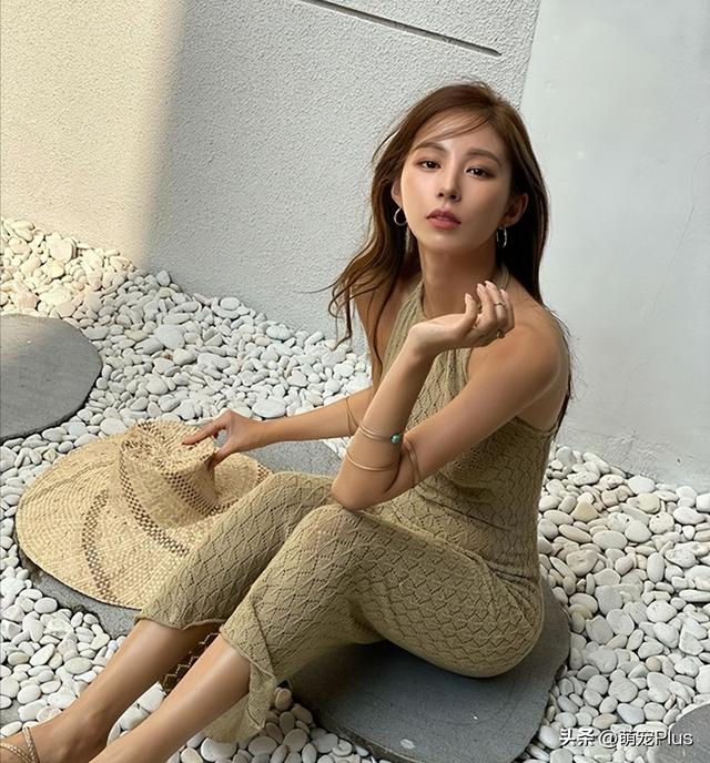 韩国网红模特Bora Kim金宝拉大秀泳装好身材