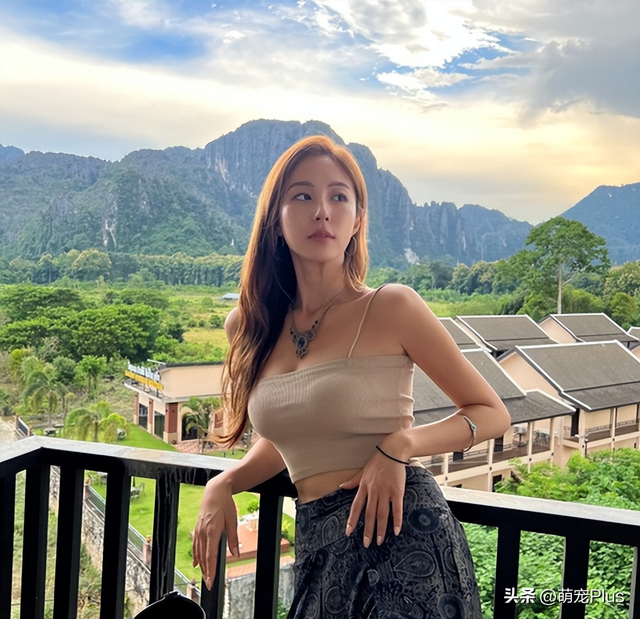 韩国网红模特Bora Kim金宝拉大秀泳装好身材