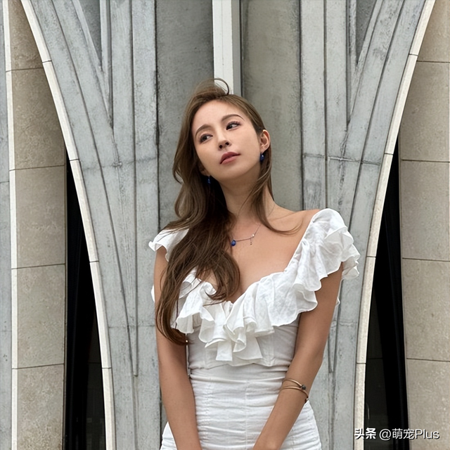 韩国网红模特Bora Kim金宝拉大秀泳装好身材