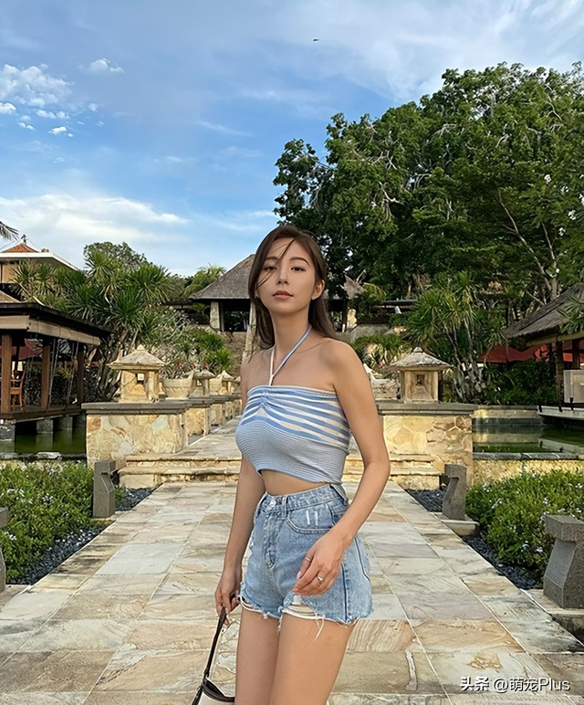 韩国网红模特Bora Kim金宝拉大秀泳装好身材