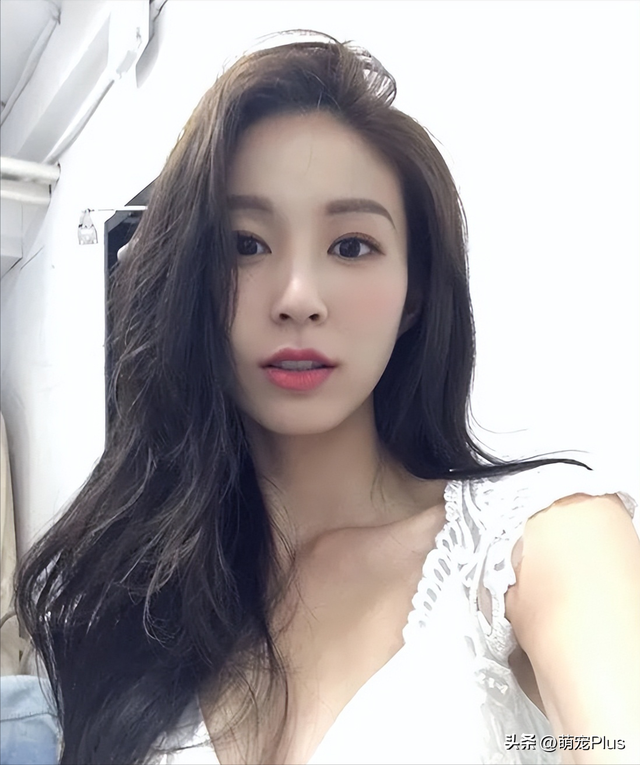 韩国网红模特Bora Kim金宝拉大秀泳装好身材