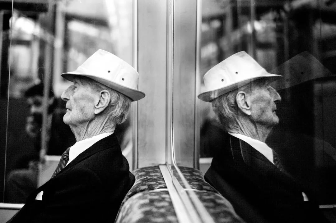 1530011562934bdf7124af5