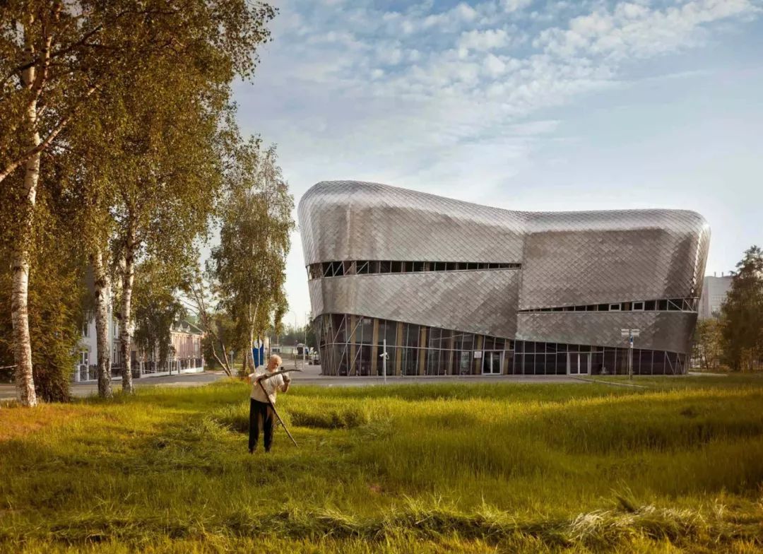 152757380615692041793e7