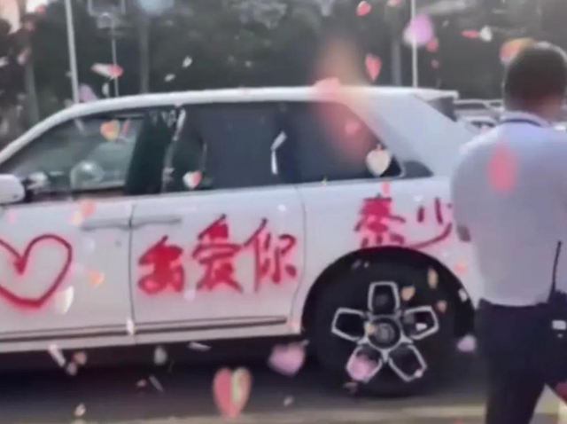 ​600万劳斯莱斯被喷字，作案人是位35岁小仙女，理由非常“奇葩”