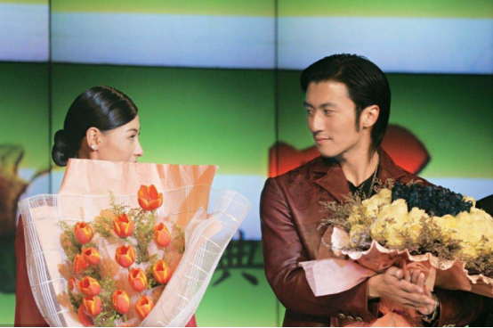 这一次，王菲与谢霆锋，联手给娱乐圈的明星们“上了一课”