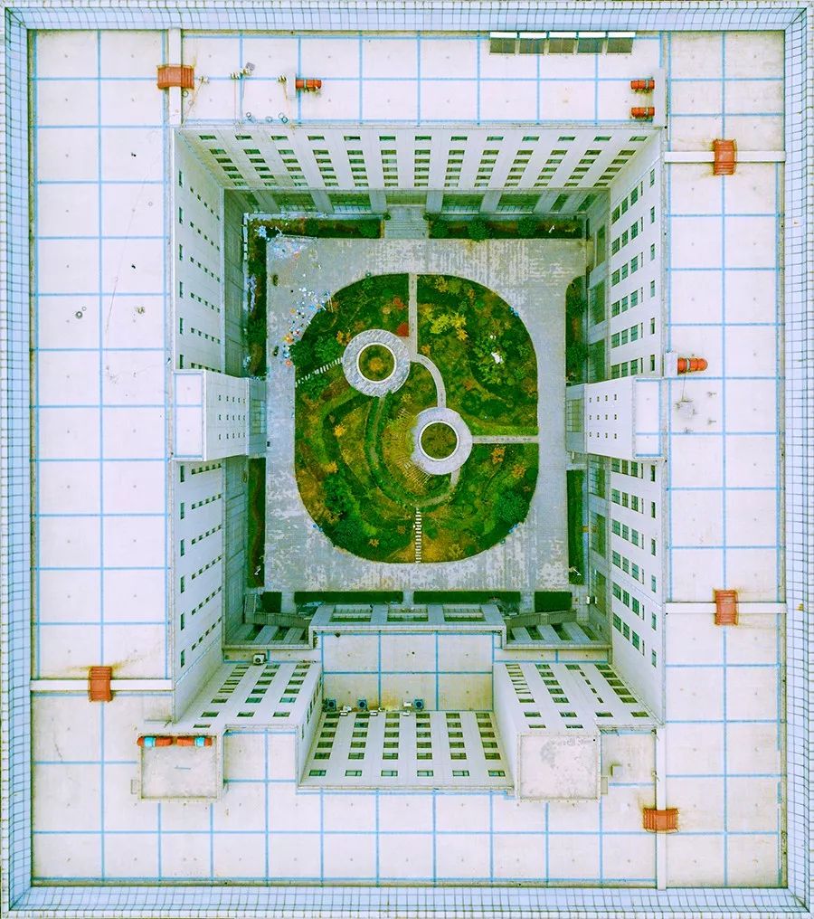 15301572457152f3351734b