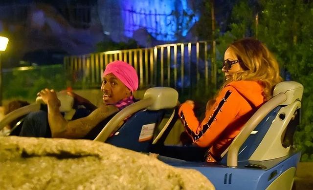 好莱坞明星公开反对一夫一妻制，在8年里同时交往多名女性