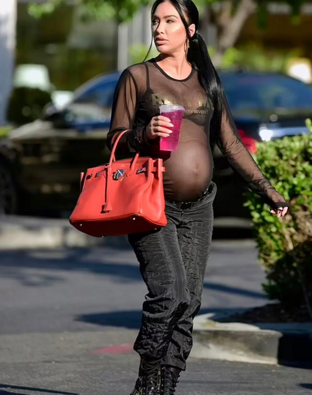 好莱坞明星公开反对一夫一妻制，在8年里同时交往多名女性