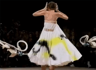 她天生无腿！21岁跑进残奥会，23岁惊艳时尚界：活着，就为了打脸