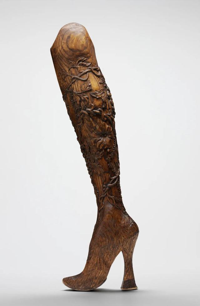 她天生无腿！21岁跑进残奥会，23岁惊艳时尚界：活着，就为了打脸