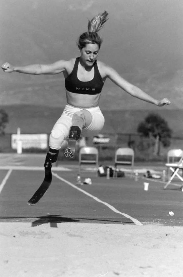 她天生无腿！21岁跑进残奥会，23岁惊艳时尚界：活着，就为了打脸