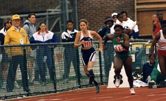 她天生无腿！21岁跑进残奥会，23岁惊艳时尚界：活着，就为了打脸