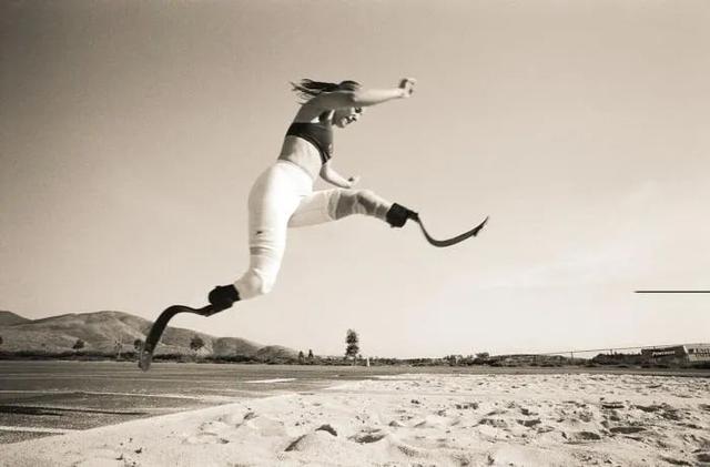 她天生无腿！21岁跑进残奥会，23岁惊艳时尚界：活着，就为了打脸