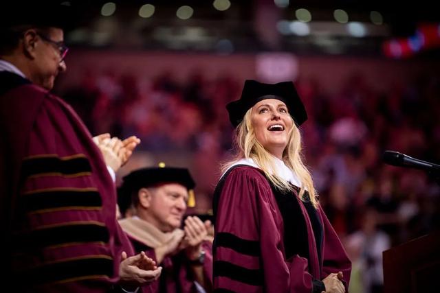 她天生无腿！21岁跑进残奥会，23岁惊艳时尚界：活着，就为了打脸