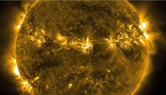 马斯克一口气烧了40个卫星，就因为太阳打了个喷嚏