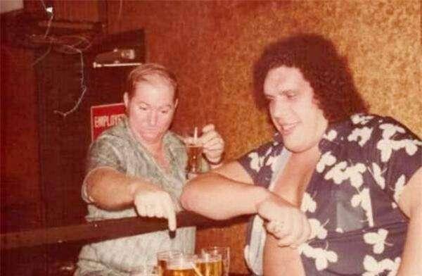 巨人安德雷：一口气能喝156罐啤酒，去世后骨灰重达15斤