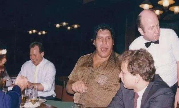 巨人安德雷：一口气能喝156罐啤酒，去世后骨灰重达15斤