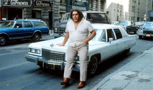 巨人安德雷：一口气能喝156罐啤酒，去世后骨灰重达15斤