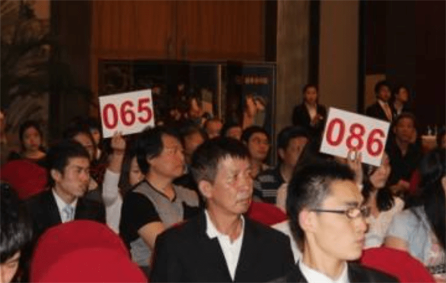 2005年，男子借9万买破袈裟，发现夹层有一物，后拍出6500万天价