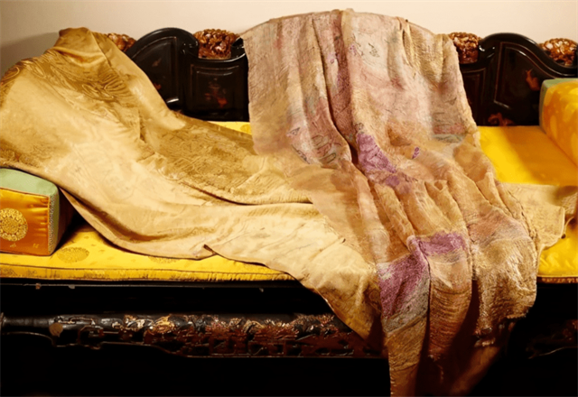 2005年，男子借9万买破袈裟，发现夹层有一物，后拍出6500万天价