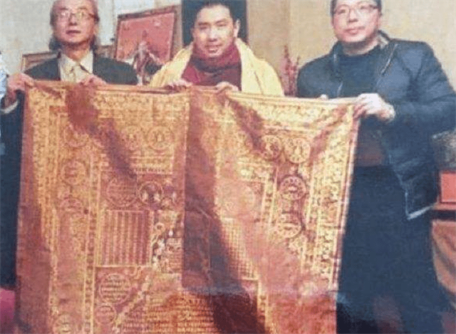 2005年，男子借9万买破袈裟，发现夹层有一物，后拍出6500万天价