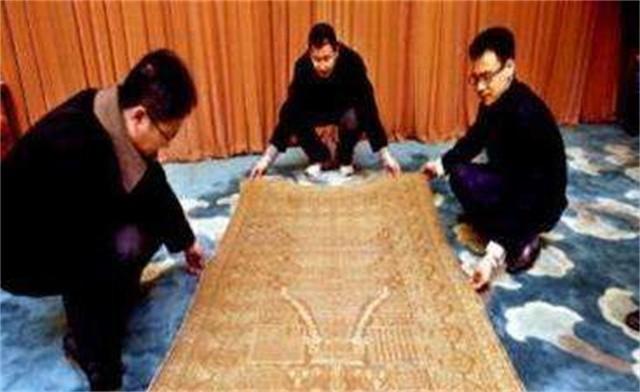 2005年，男子借9万买破袈裟，发现夹层有一物，后拍出6500万天价