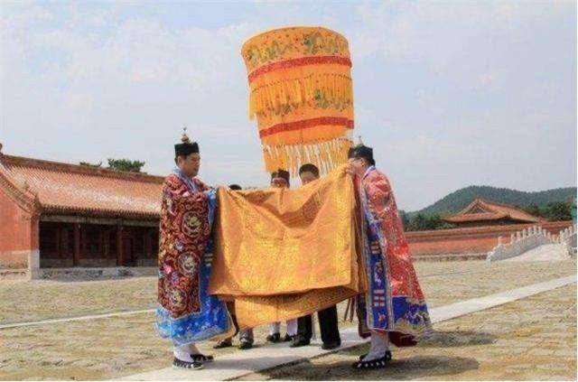 2005年，男子借9万买破袈裟，发现夹层有一物，后拍出6500万天价