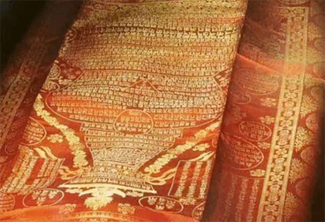 2005年，男子借9万买破袈裟，发现夹层有一物，后拍出6500万天价