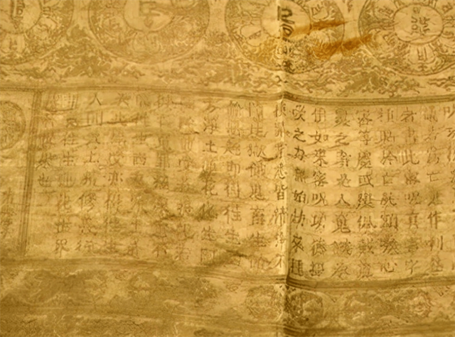 2005年，男子借9万买破袈裟，发现夹层有一物，后拍出6500万天价