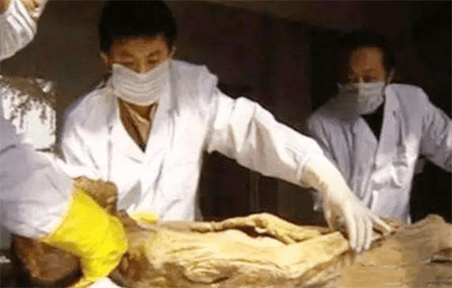 2005年，男子借9万买破袈裟，发现夹层有一物，后拍出6500万天价