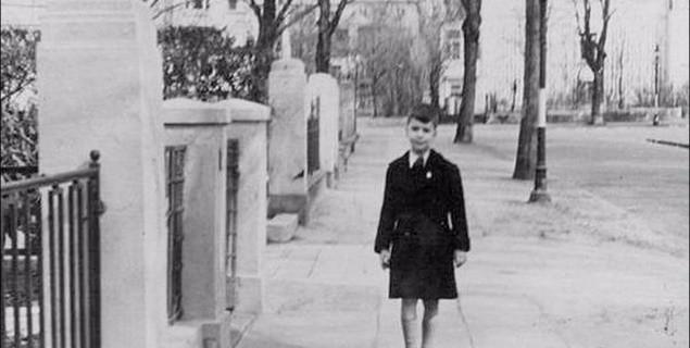 老佛爷情史：37岁爱上19岁“坏男孩”，和圣罗兰成情敌，孤独终老