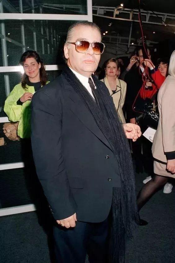 老佛爷情史：37岁爱上19岁“坏男孩”，和圣罗兰成情敌，孤独终老