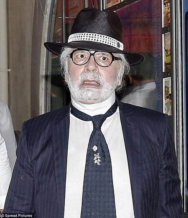 老佛爷情史：37岁爱上19岁“坏男孩”，和圣罗兰成情敌，孤独终老