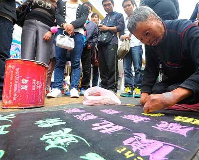 有“尊严”的乞讨者：崔显仁苦练10年粉笔字，从乞丐变成千万富翁