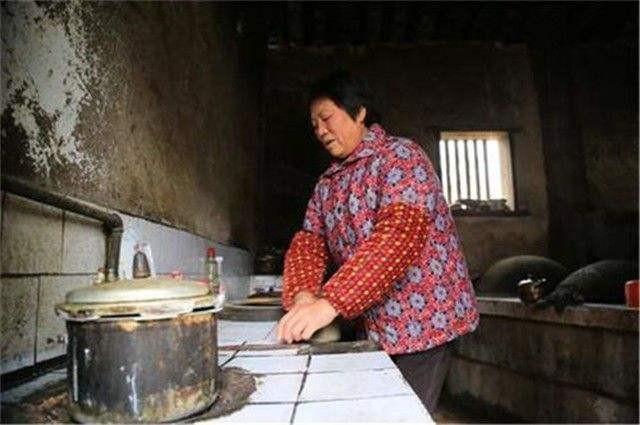 有“尊严”的乞讨者：崔显仁苦练10年粉笔字，从乞丐变成千万富翁