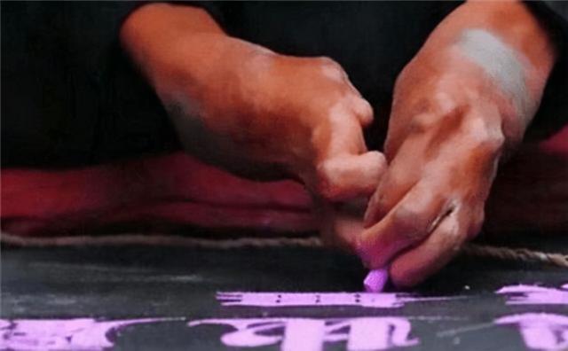 有“尊严”的乞讨者：崔显仁苦练10年粉笔字，从乞丐变成千万富翁