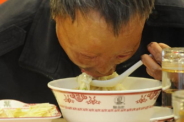 有“尊严”的乞讨者：崔显仁苦练10年粉笔字，从乞丐变成千万富翁