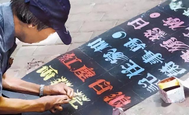 有“尊严”的乞讨者：崔显仁苦练10年粉笔字，从乞丐变成千万富翁