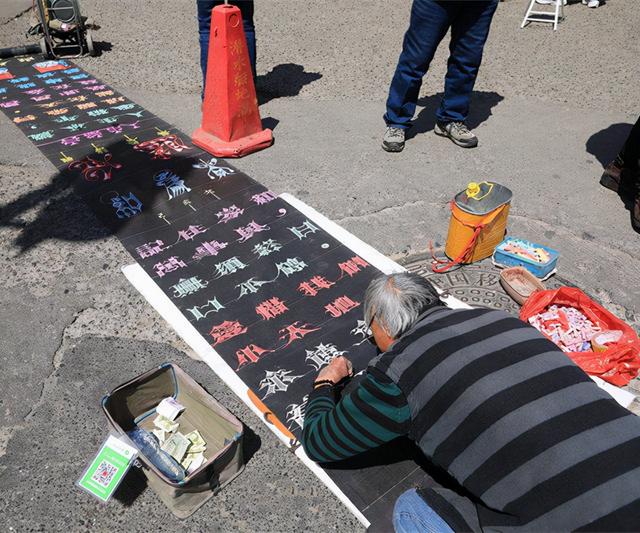 有“尊严”的乞讨者：崔显仁苦练10年粉笔字，从乞丐变成千万富翁