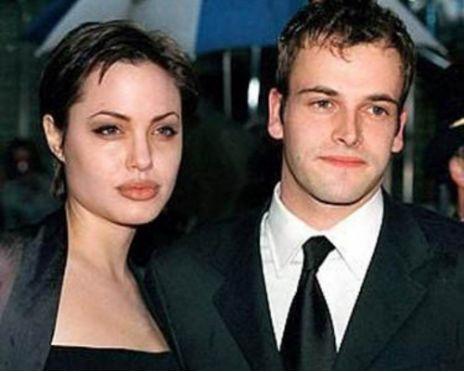 安吉丽娜·朱莉 - 她自残、厌世、雇凶自杀，却拯救无数难民：真正的性感是无坚不摧 ...