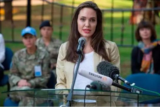 安吉丽娜·朱莉 - 她自残、厌世、雇凶自杀，却拯救无数难民：真正的性感是无坚不摧 ...