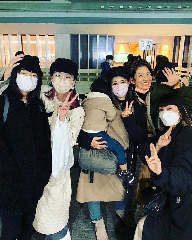 38岁苍井空久违外出，带俩娃去看摇滚演唱会，留着蓝发可爱依旧