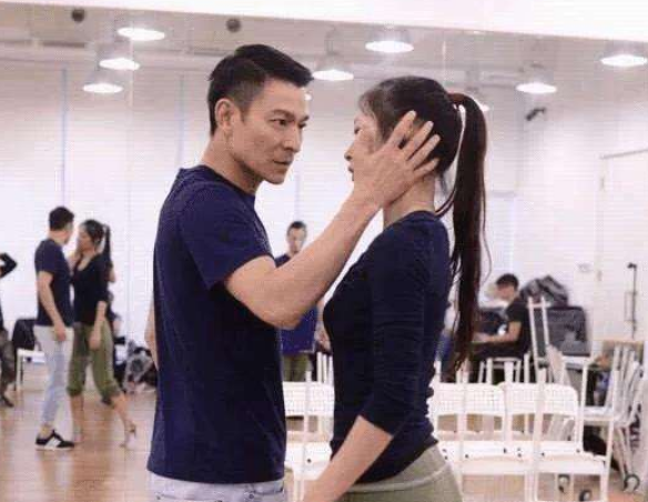 影响刘德华的4个女人：两个让他丢脸抑郁，两个让他身心快乐