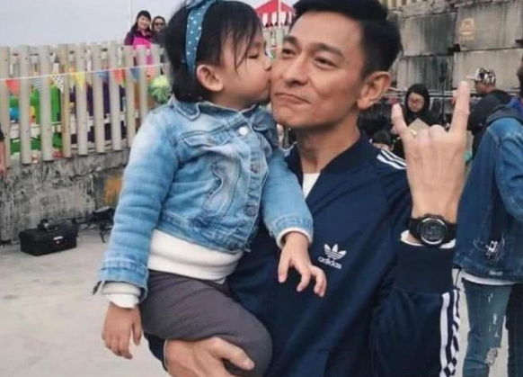 影响刘德华的4个女人：两个让他丢脸抑郁，两个让他身心快乐