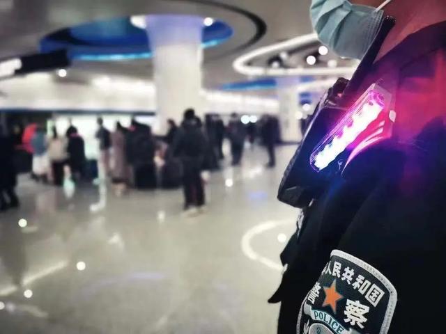 一位北京地铁民警写下213个真实故事，我看后整个人治愈了