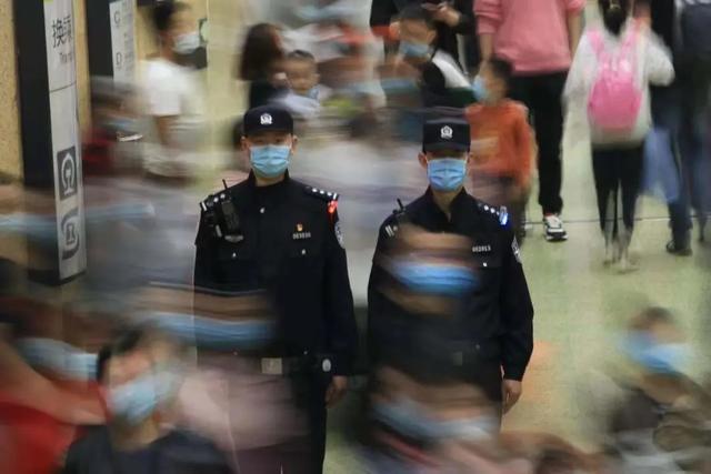 一位北京地铁民警写下213个真实故事，我看后整个人治愈了