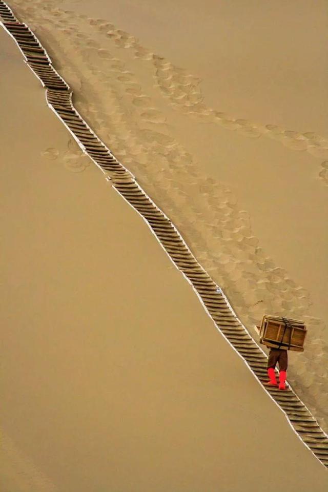 50张难得一见图片：沙漠挑山工，老年人化妆重要性，日出遇到日食